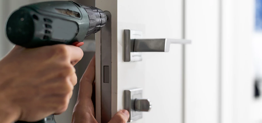 Locksmith For Lock Replacement Near Me in Oak Hills, CA
